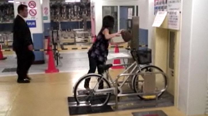 Estacionamento robotizado para bicicletas no metrô do  Japão