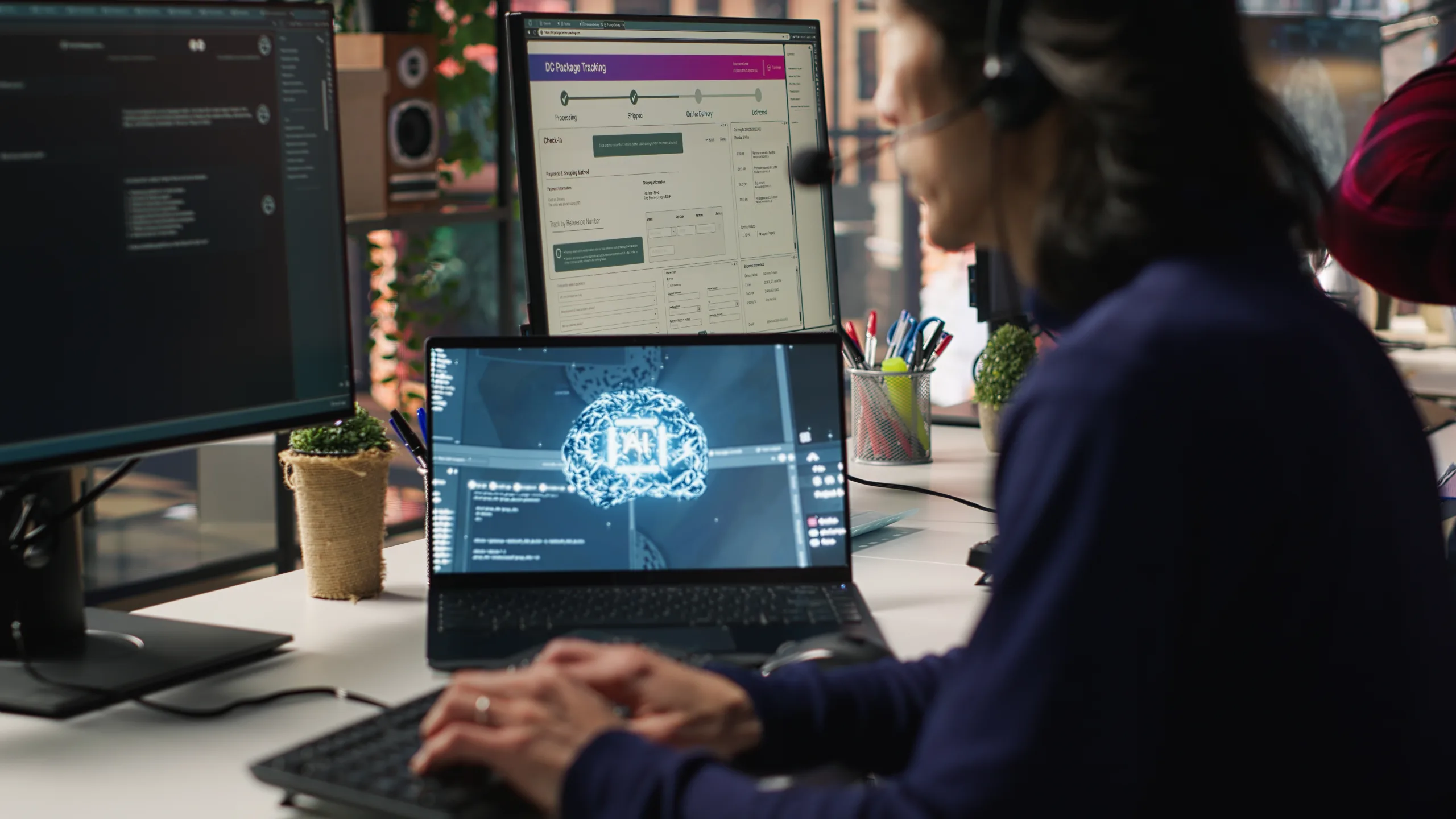 agentes de call center rastreiam envios no escritorio usando chatbot de ia para ajuda scaled