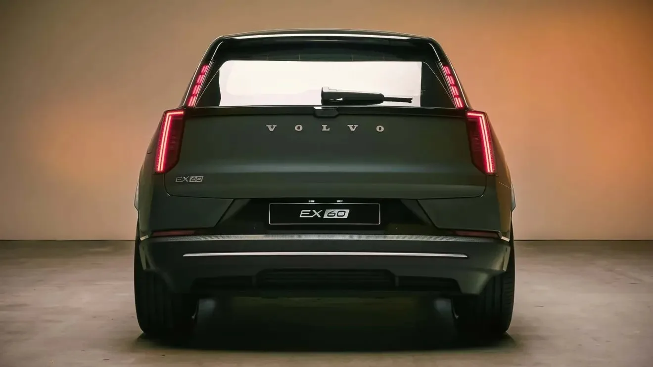 Volvo EX60 cinza visto de trás e com lanternas acesas